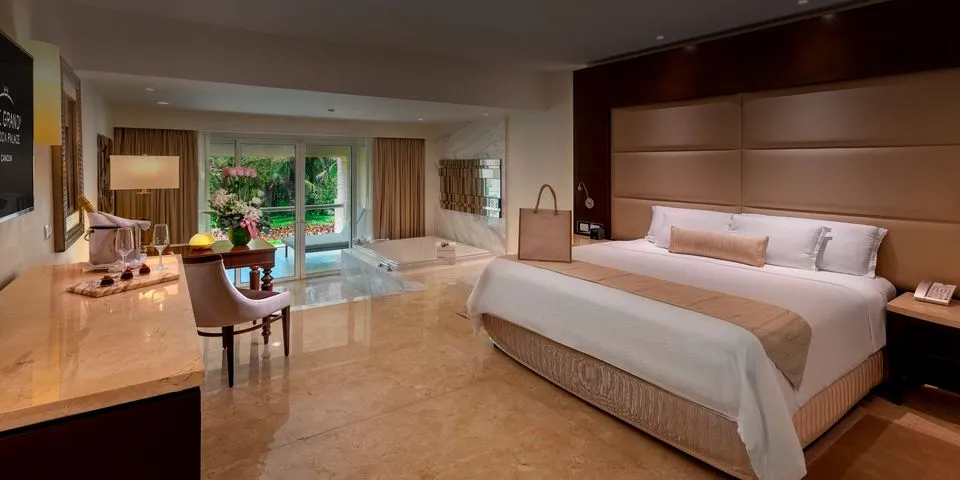 medium_grand-honeymoon-suite-